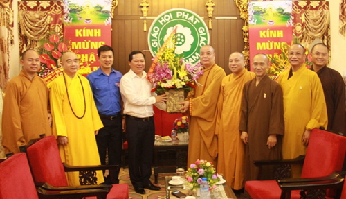 Đồng chí Nguyễn Phi Long - Bí thư Trung ương Đoàn, Chủ tịch Hội LHTN Việt Nam (áo trắng) tặng hoa chúc mừng Trung ương Giáo hội Phật giáo Việt Nam nhân dịp Đại lễ Phật Đản 2015